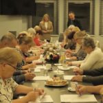 seniorzy, seniorzy na zajęciach, seniorzy grają w bingo, w karty